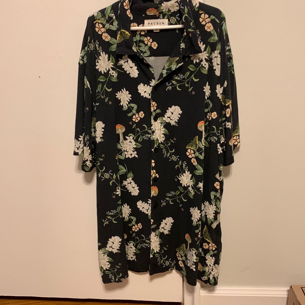 Excellent used condition Pacsun spring button down. Lightweight loose fitting